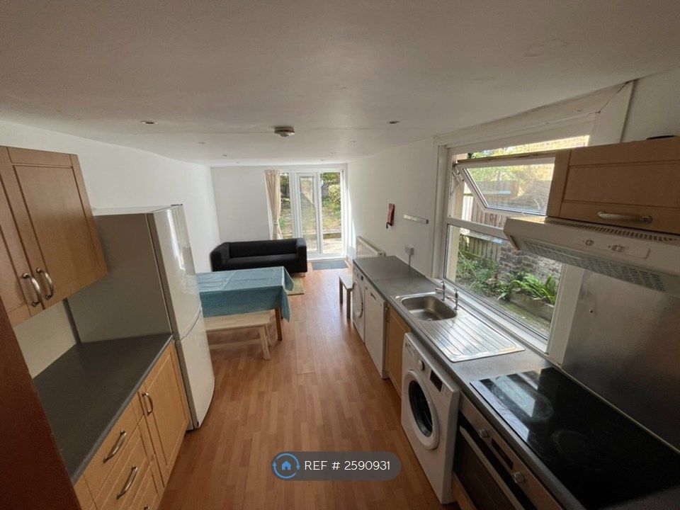 Property photo 2 of 14 Kitchen Area
