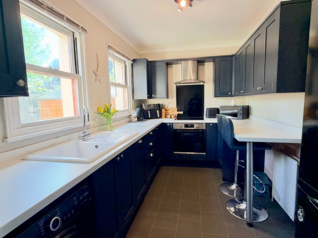 Property photo 2 of 11 Kitchen