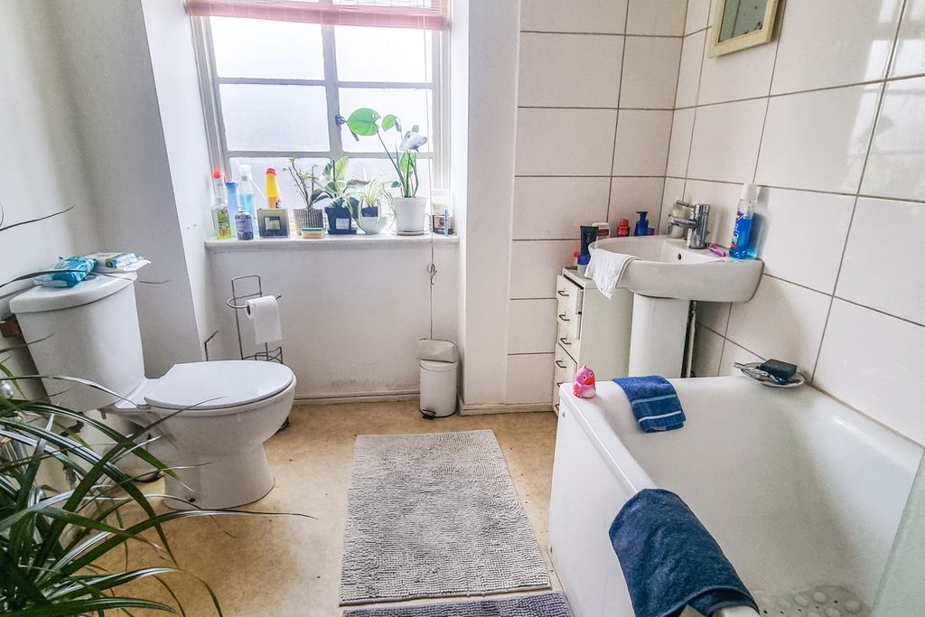 Property photo 3 of 9 Flat 8 St. Johns Court, Finchley Road, Hampstead, London, Nw3 6Ll