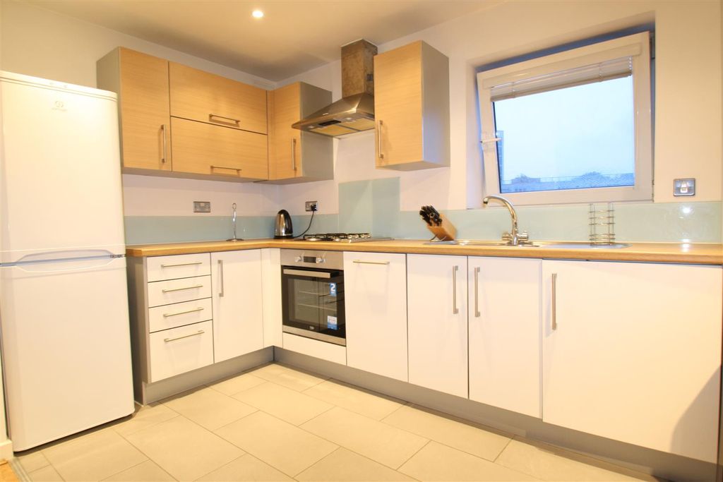 Property photo 2 of 10 Kitchen