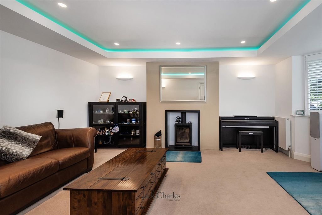 Property photo 2 of 22 3 Vine Court Rd, Tn13 3Uu 001.Jpg