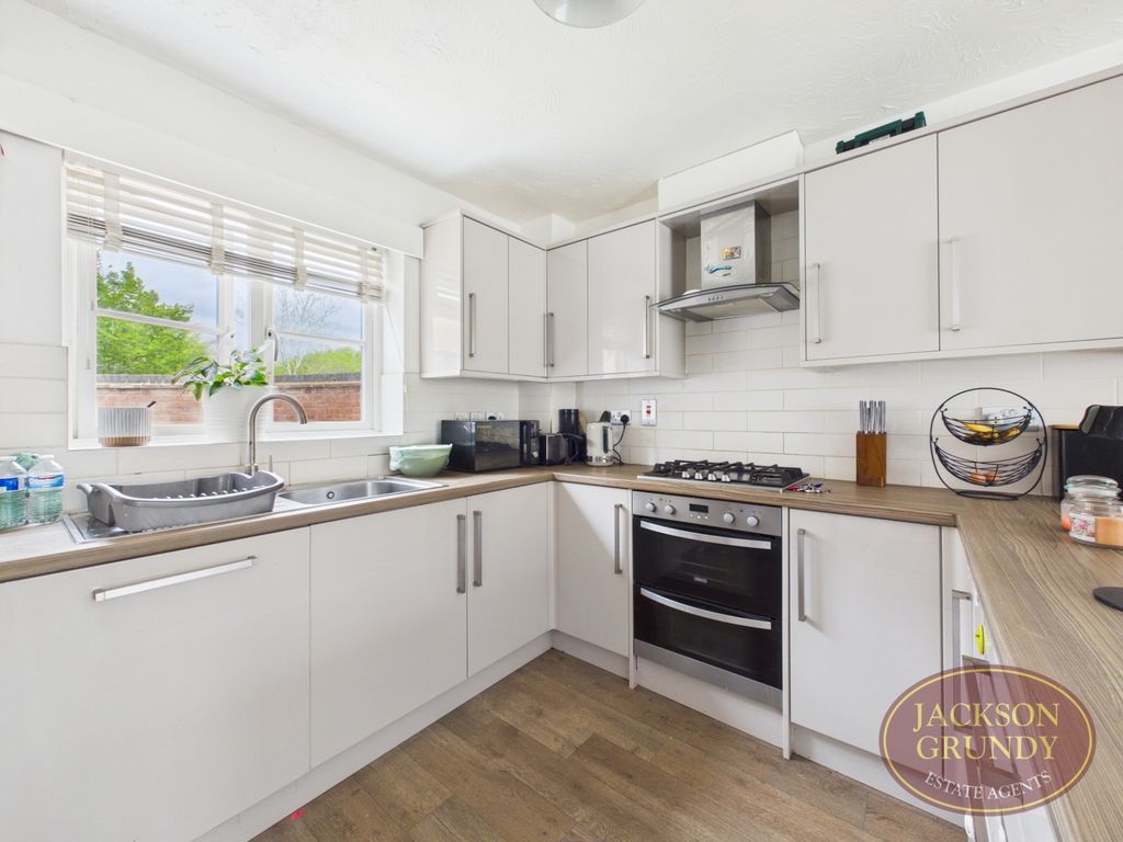 Property photo 3 of 14 Snowshill Close