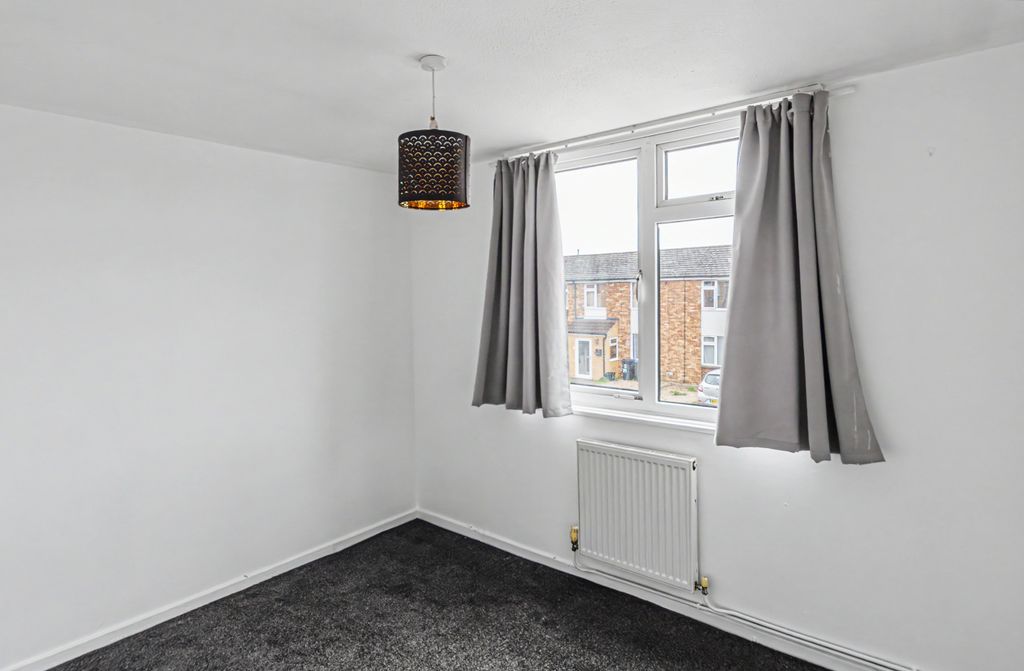 Property photo 3 of 20 14 Nursteed Close, Devizes, Sn10 3EU