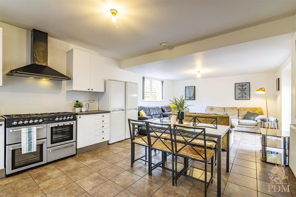 Property photo 2 of 11 81Harlaxtondrive-30.Jpg