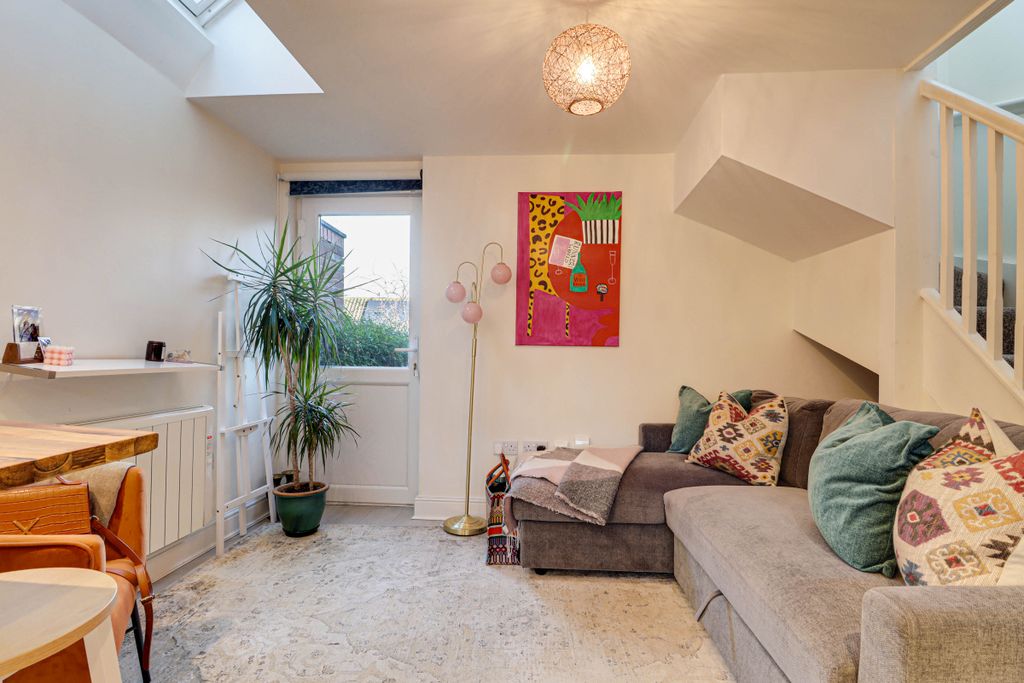 Property photo 3 of 7 Lounge