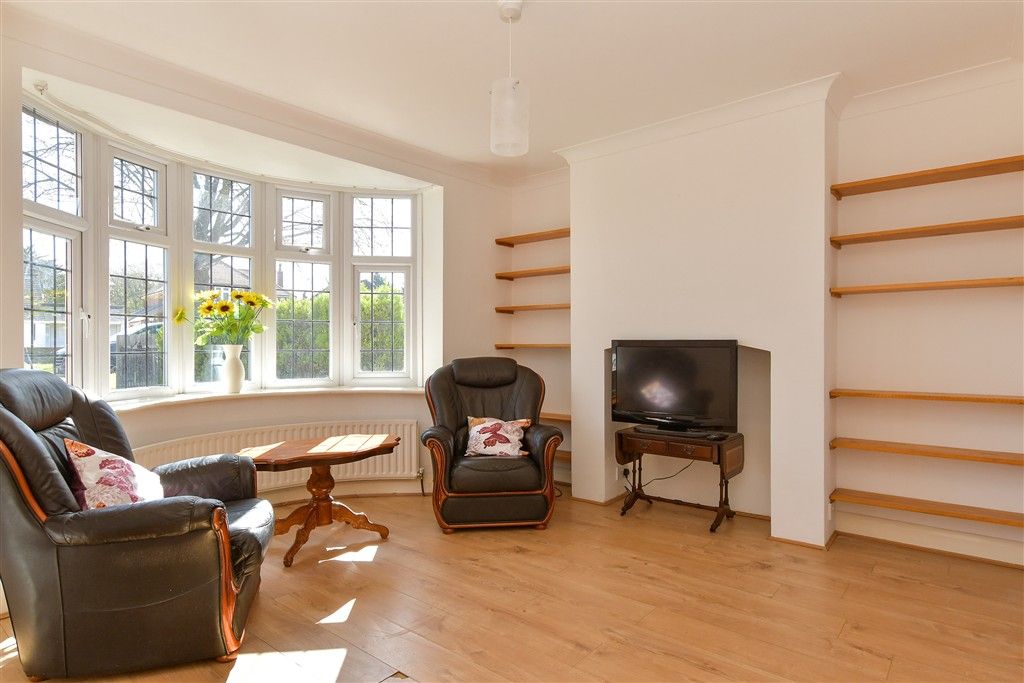 Property photo 3 of 11 Lounge