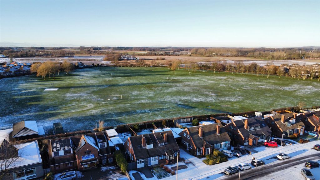 Property photo 2 of 25 Broadway Eccleston Fields