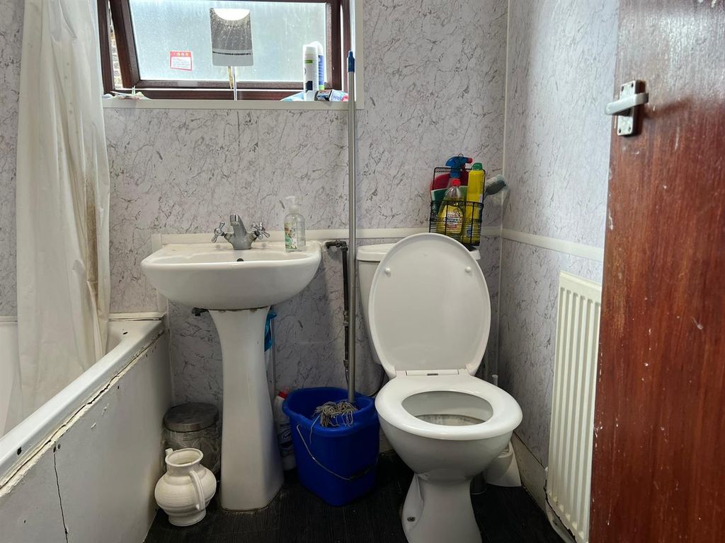 Property photo 3 of 7 Bathroom.Jpg