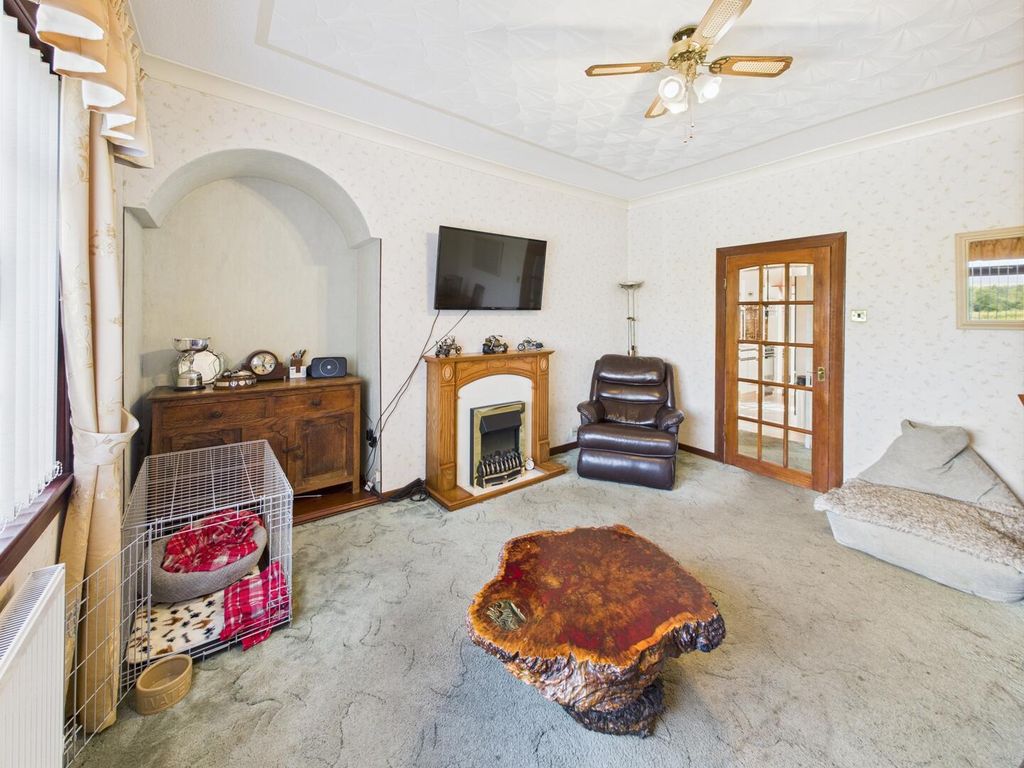 Property photo 3 of 25 Living Room