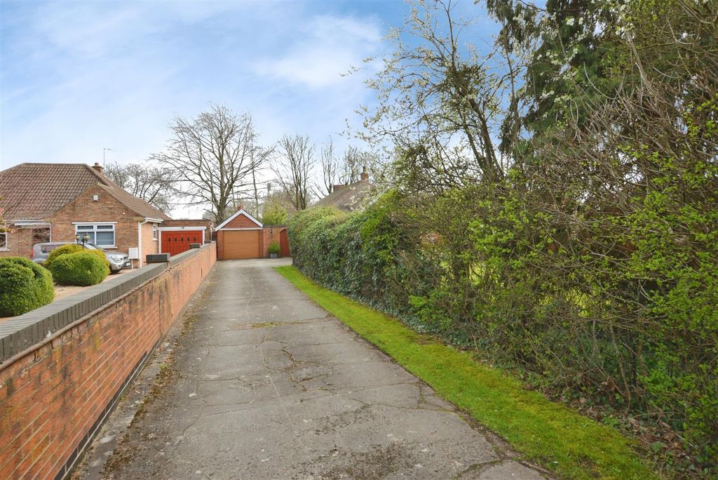 Property photo 2 of 40 Driveway
