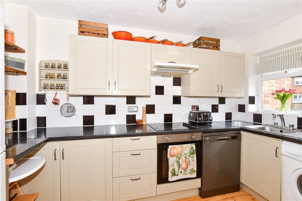 Property photo 3 of 8 Kitchen