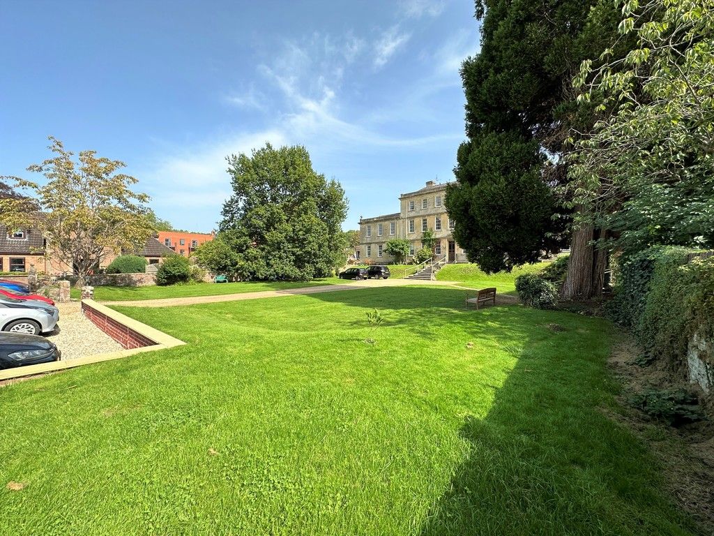 Property photo 2 of 16 Communal Garden