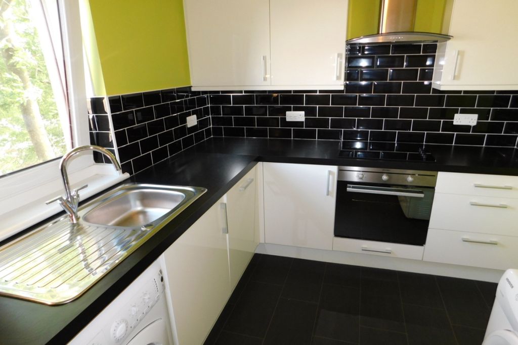 Property photo 3 of 6 Kitchen