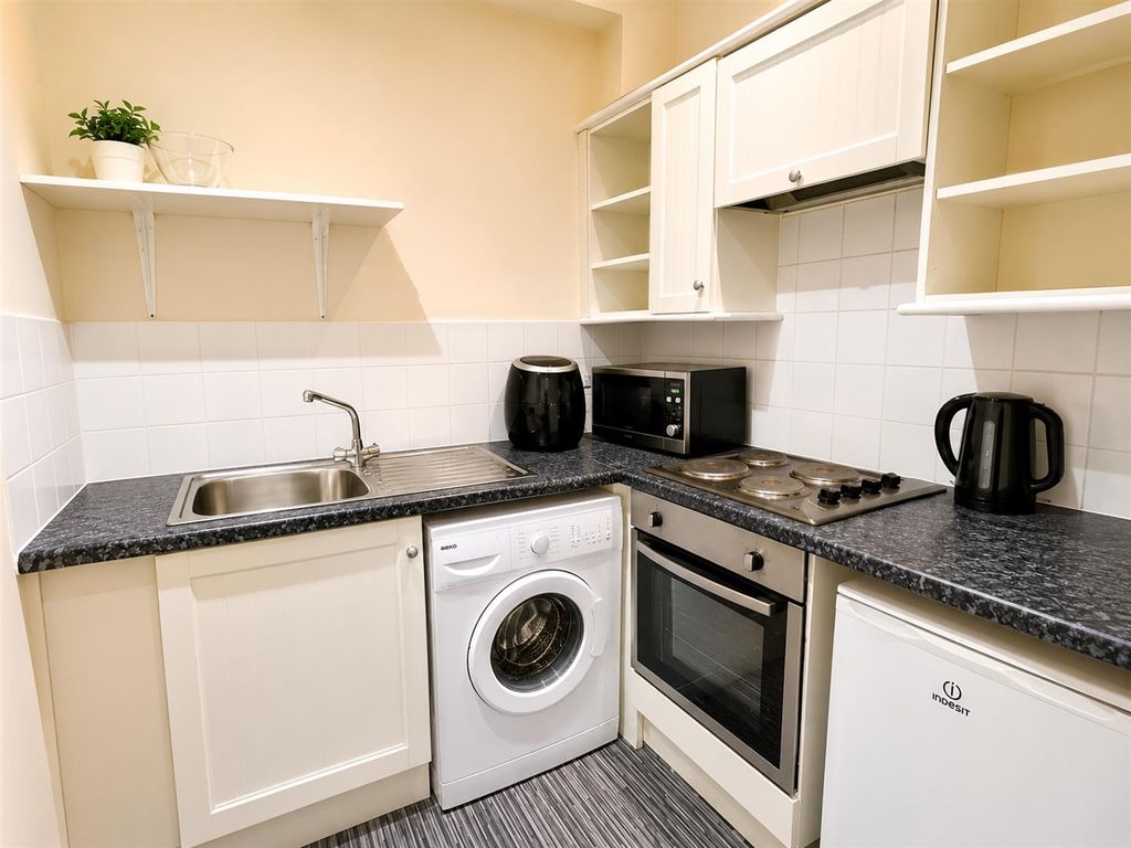 Property photo 3 of 11 Kitchen