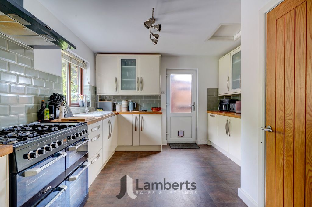 Property photo 3 of 23 Kitchen/Breakfast Room