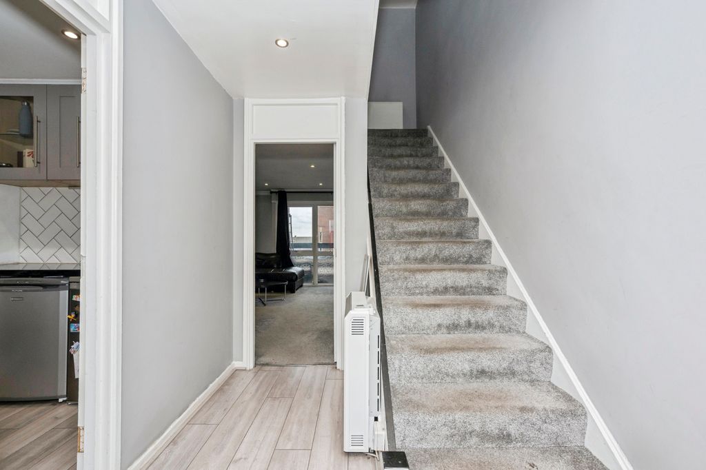 Property photo 3 of 15 Entrance Hall