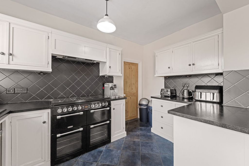 Property photo 2 of 30