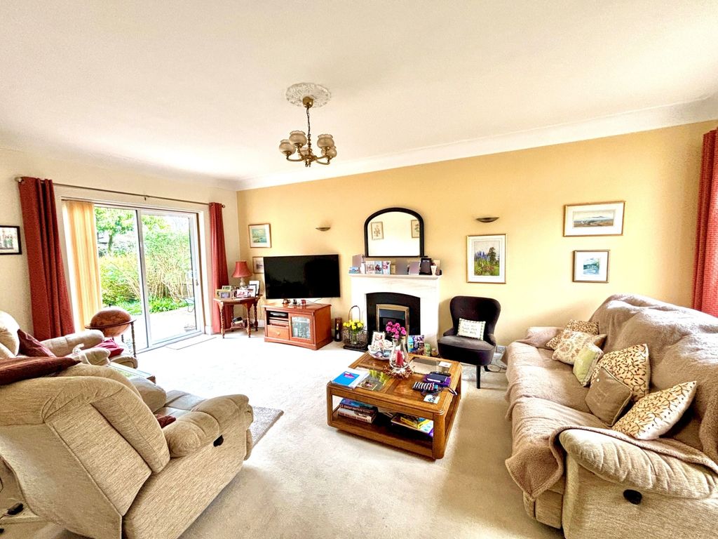 Property photo 3 of 13 Lounge