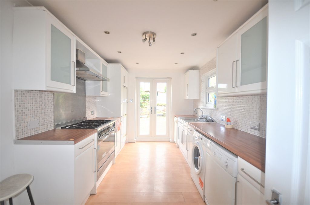 Property photo 1 of 11 2 Bed Terraced House To Rent Aldborough Road South, Seven Kings Ig3