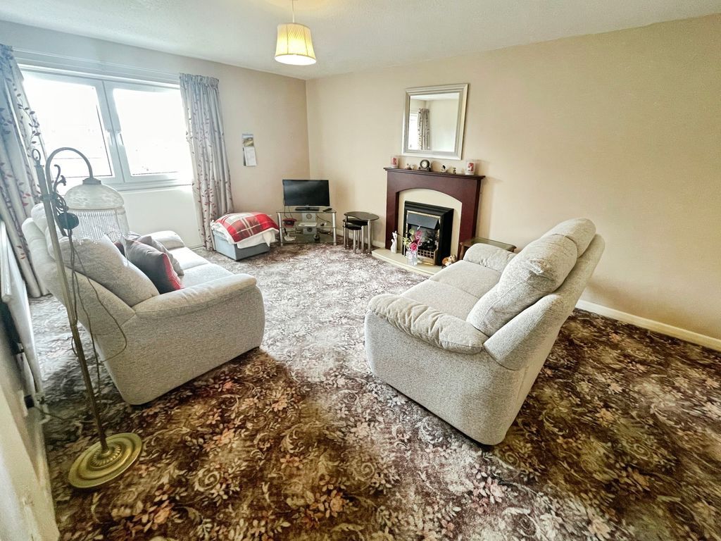 Property photo 2 of 11 Lounge