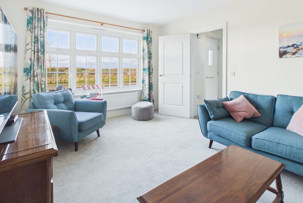 Property photo 3 of 26 Cam02519G0-Pr0381-Still014