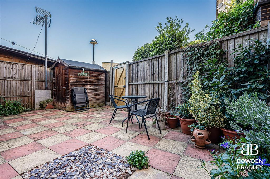 Property photo 2 of 12 Private Garden