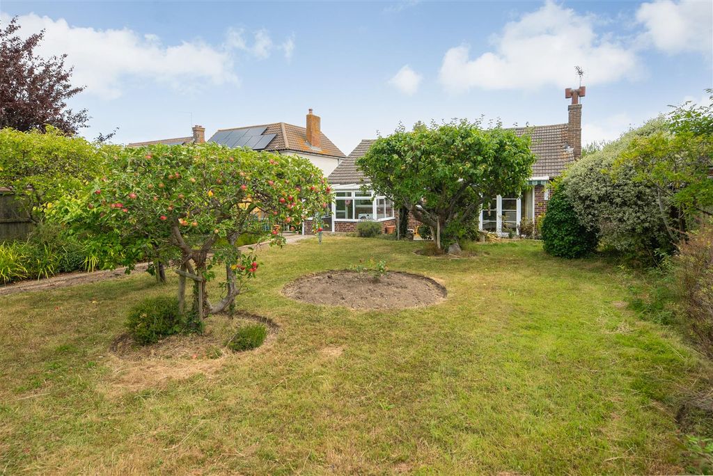 Property photo 2 of 13 Valkyrie Avenue, Whitstable