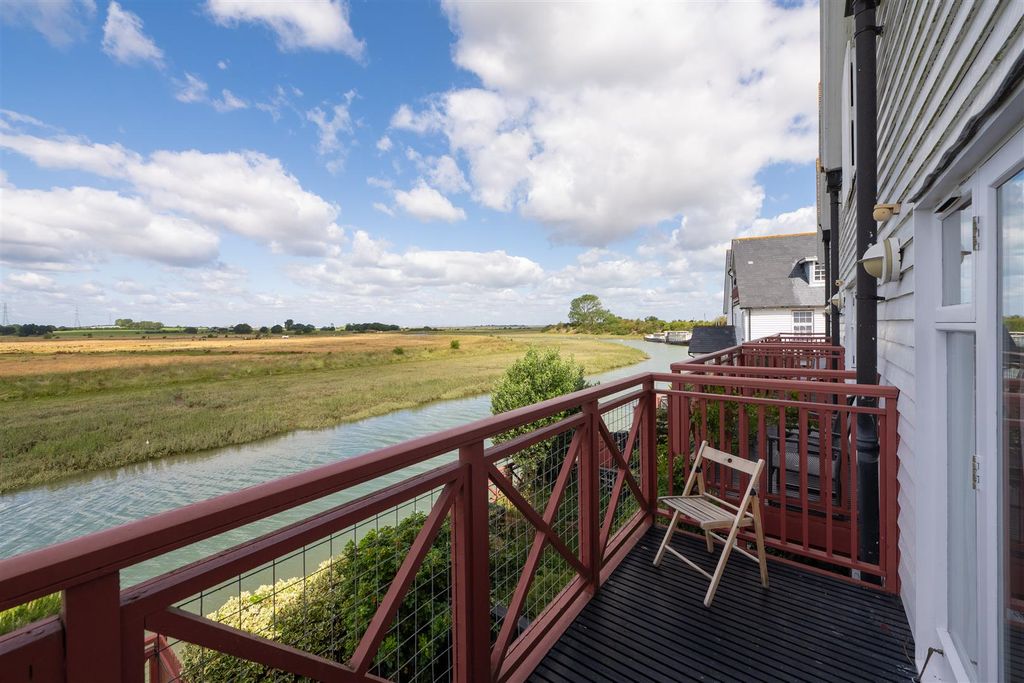 Property photo 3 of 25 North Quay, Conyer