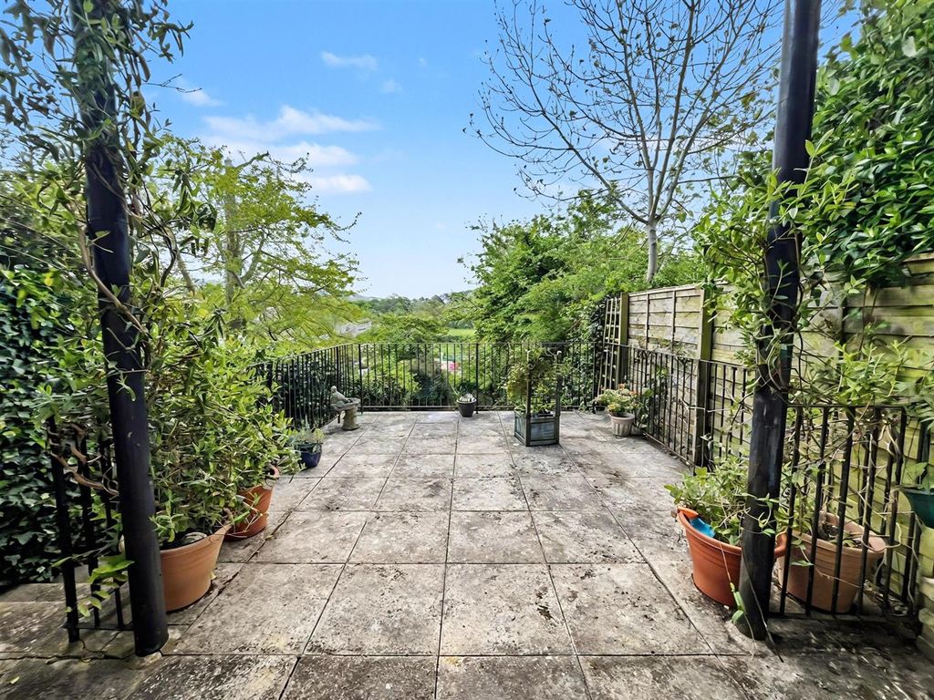 Property photo 3 of 12 Terrace