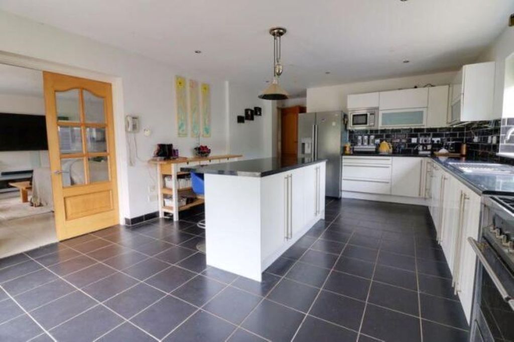 Property photo 3 of 27