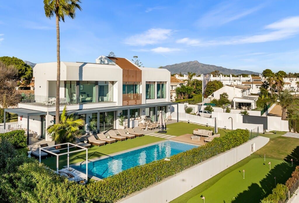 Property photo 2 of 21 Estepona Villa Esestv437 2