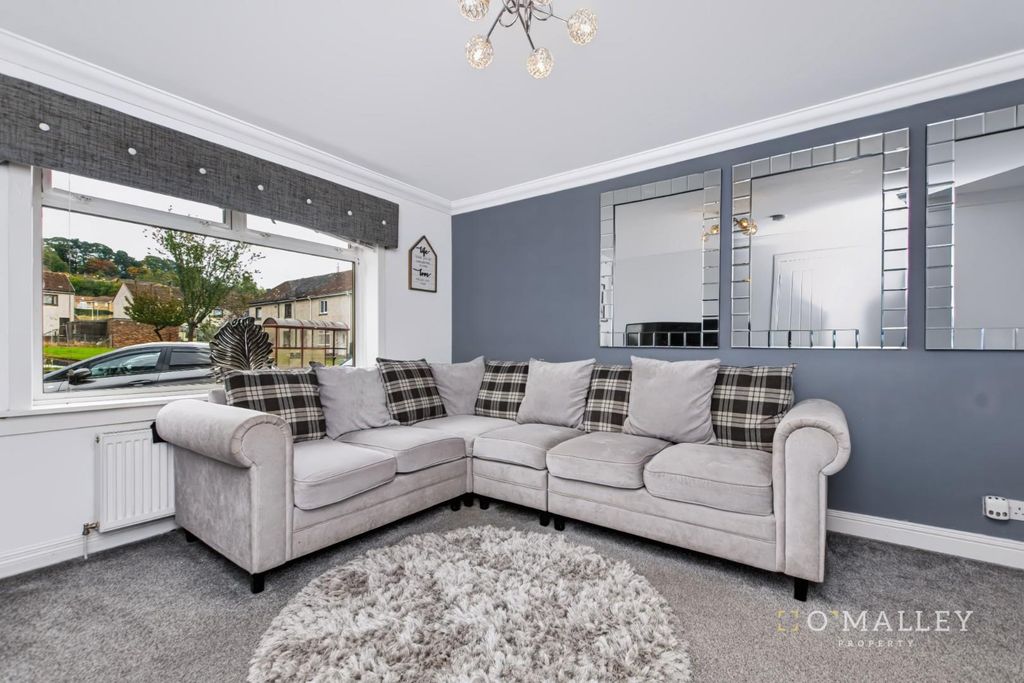 Property photo 3 of 13 Lounge