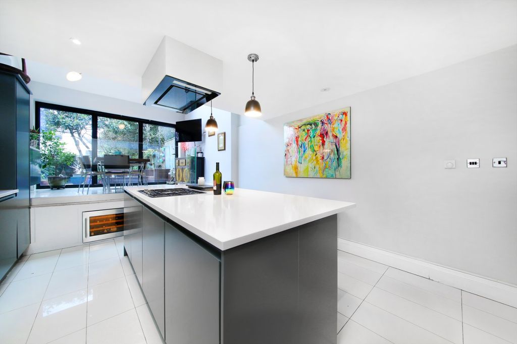 Property photo 2 of 21