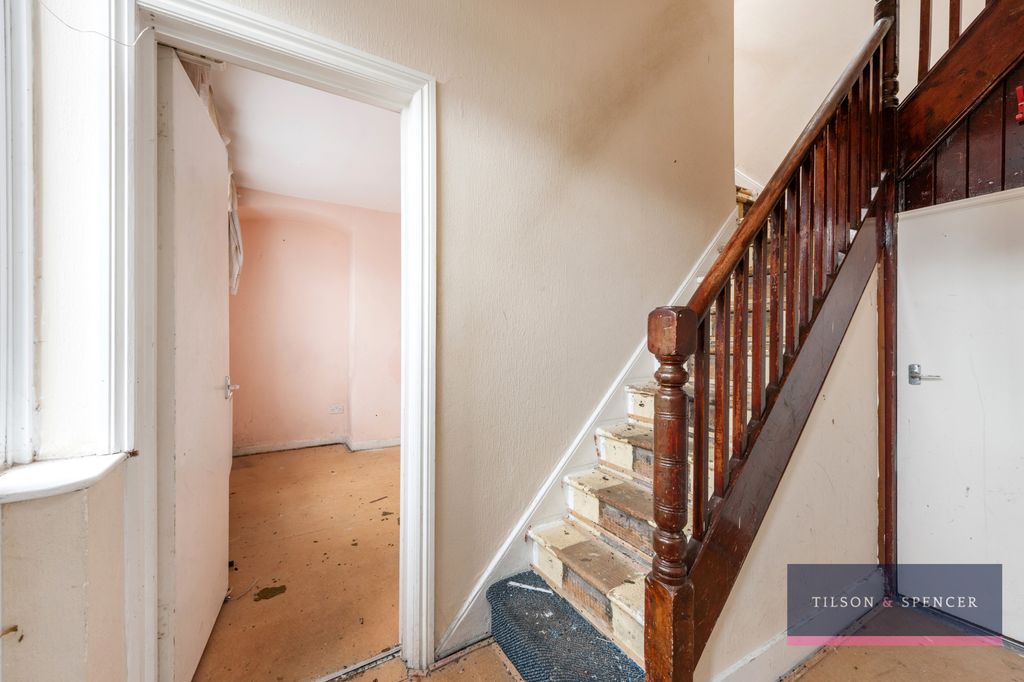 Property photo 2 of 14 Entrance Hall