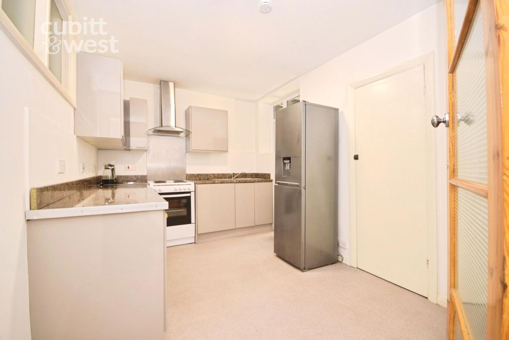 Property photo 2 of 8 Kitchen