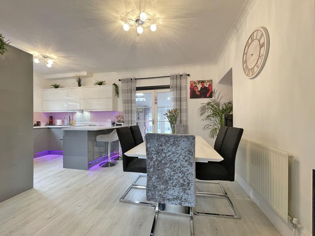 Property photo 3 of 17 Cross Park Road 23 - Kitchen Diner Front Page.Jpg