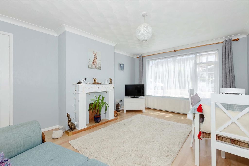 Property photo 2 of 13 Birkdale Close_1.Jpg