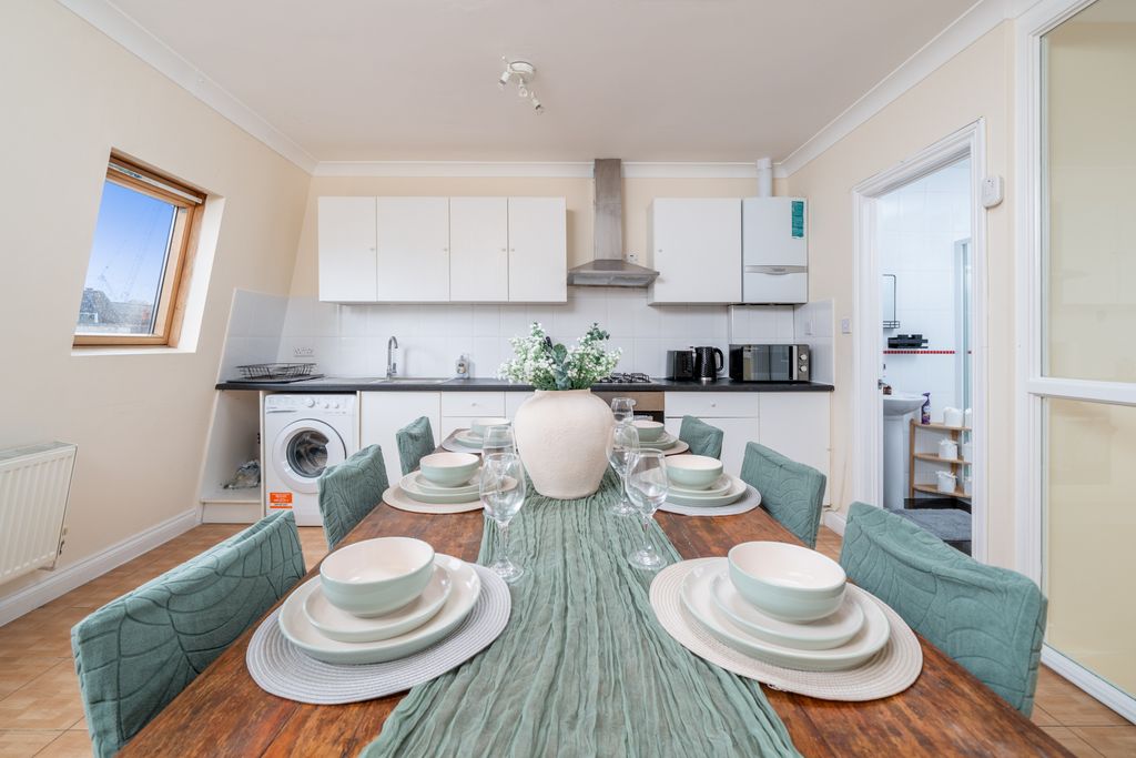 Property photo 3 of 28