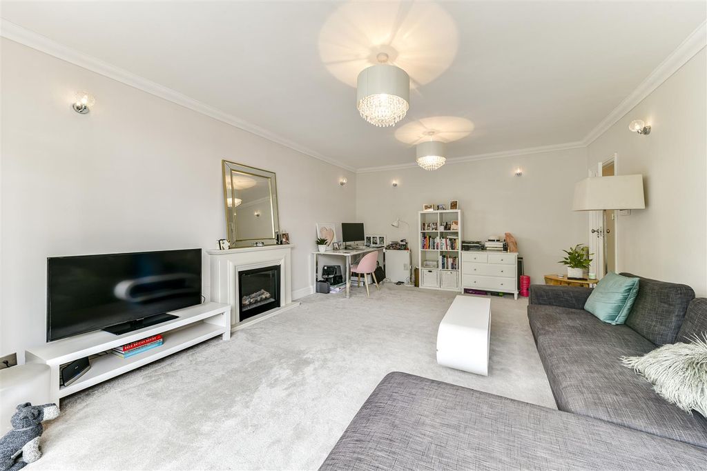 Property photo 2 of 9 19 Greville Hall-7.Jpg