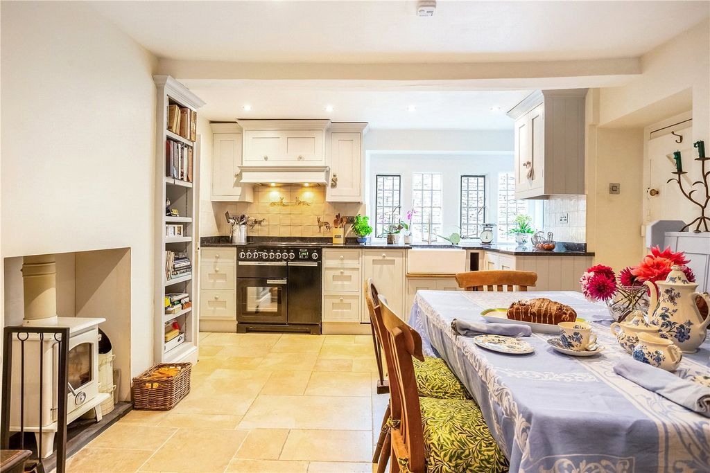 Property photo 3 of 15 Kitchen/Breakfast