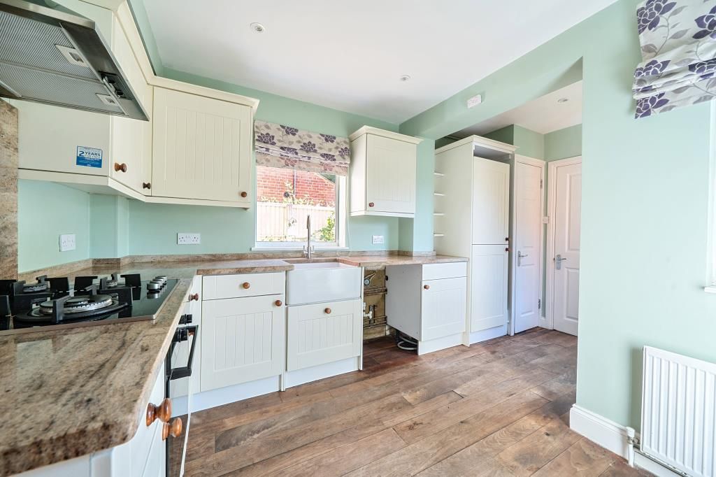 Property photo 3 of 17 Kitchen