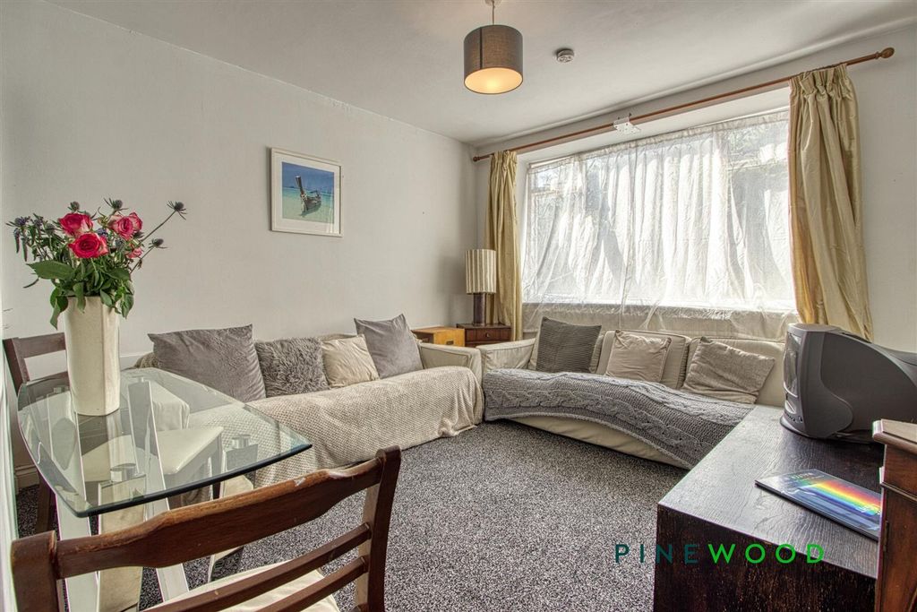 Property photo 2 of 23 Lounge