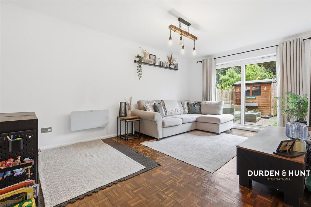 Property photo 2 of 18 Hurstlands Close