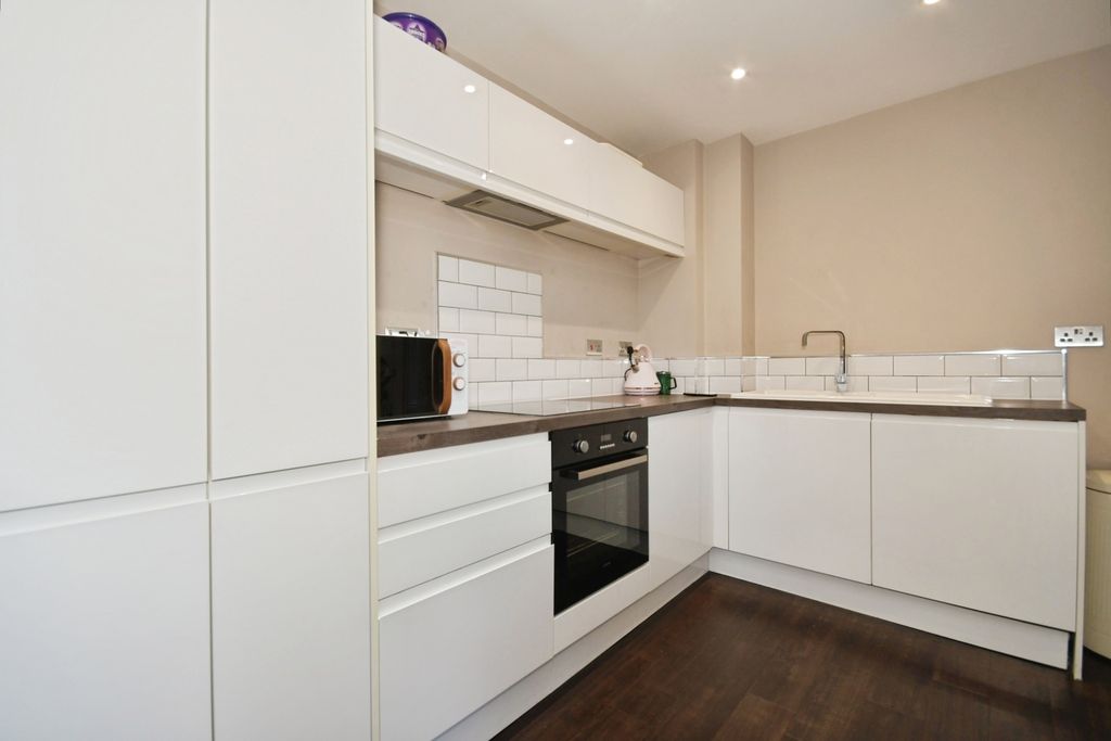 Property photo 3 of 10 Kitchen