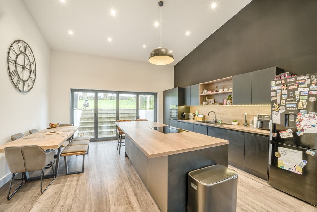 Property photo 2 of 25