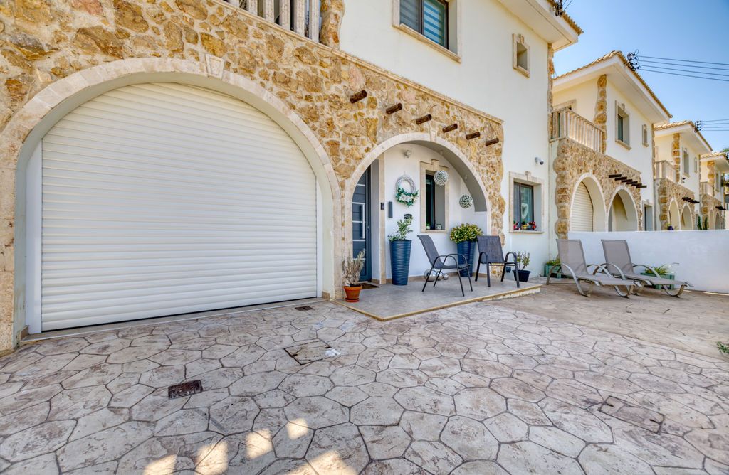 Property photo 3 of 36 Front Veranda