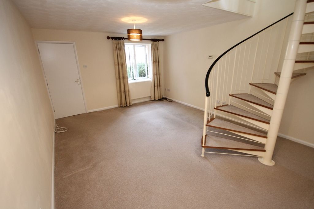 Property photo 3 of 11 Lounge