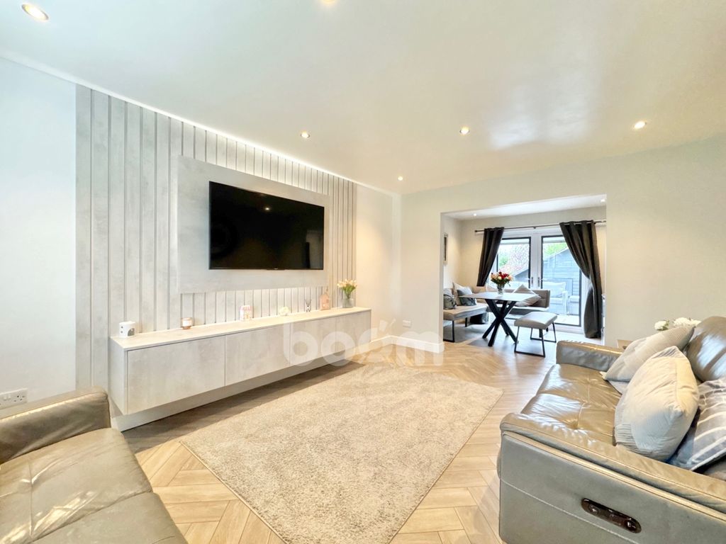 Property photo 2 of 29 Lancaster Avenue, Beith Lounge Shot