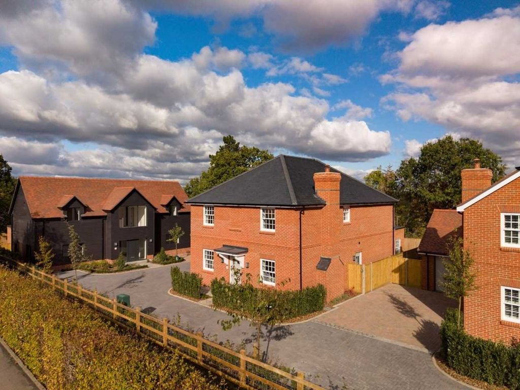 Property photo 1 of 11 2 Charter Fields