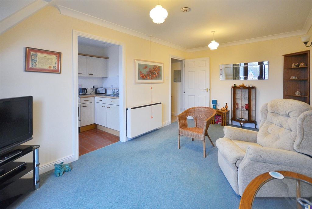 Property photo 3 of 9 Sitting/Dining Room
